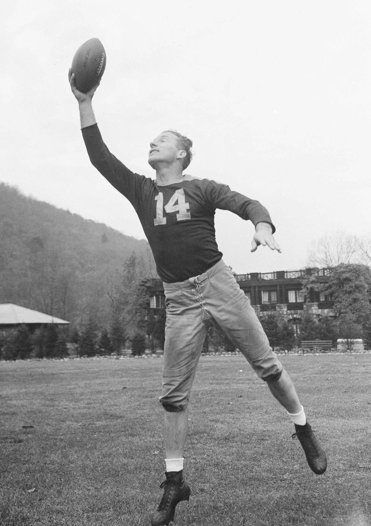 Hutson snags ball one-handed in 1942